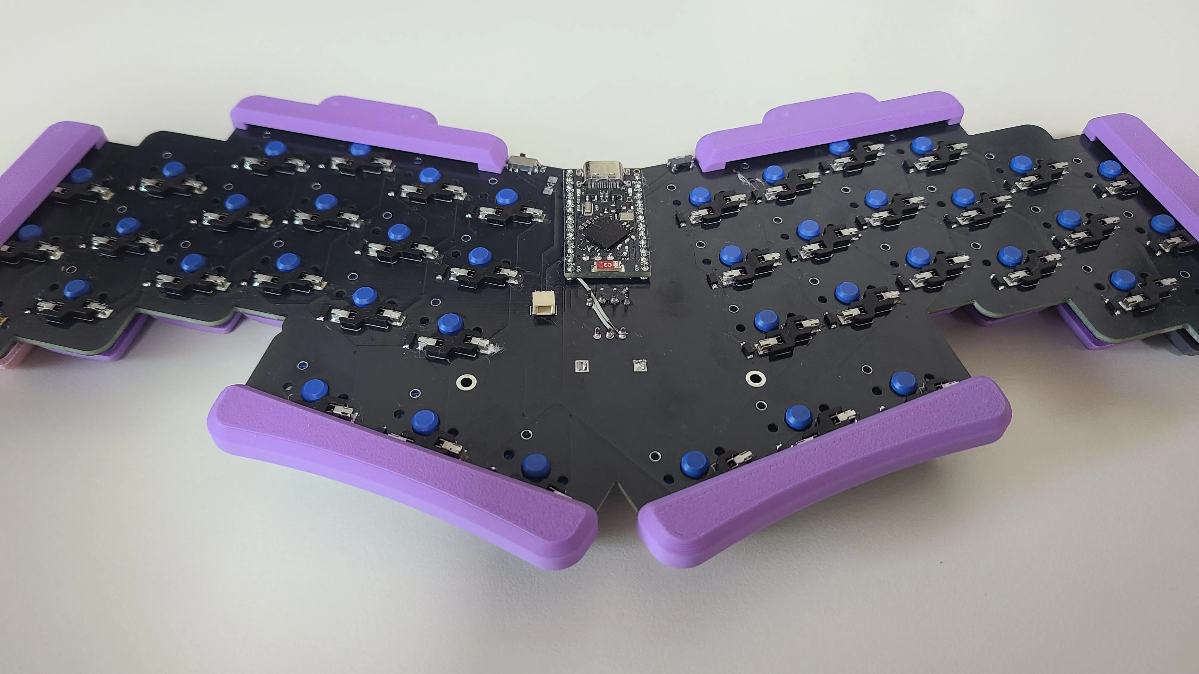 自作の一体型エルゴノミクスキーボードの外観