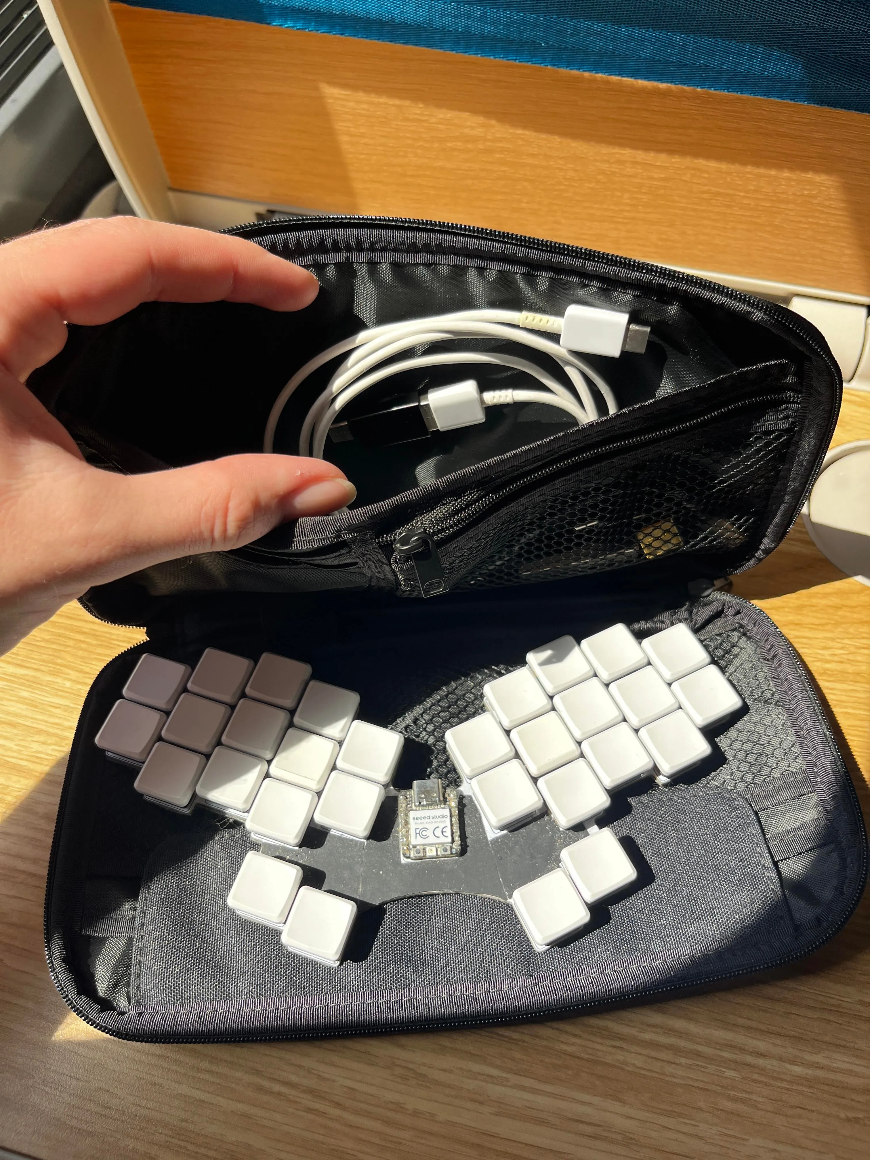 無印良品のパスポートケースに収納されたキーボード