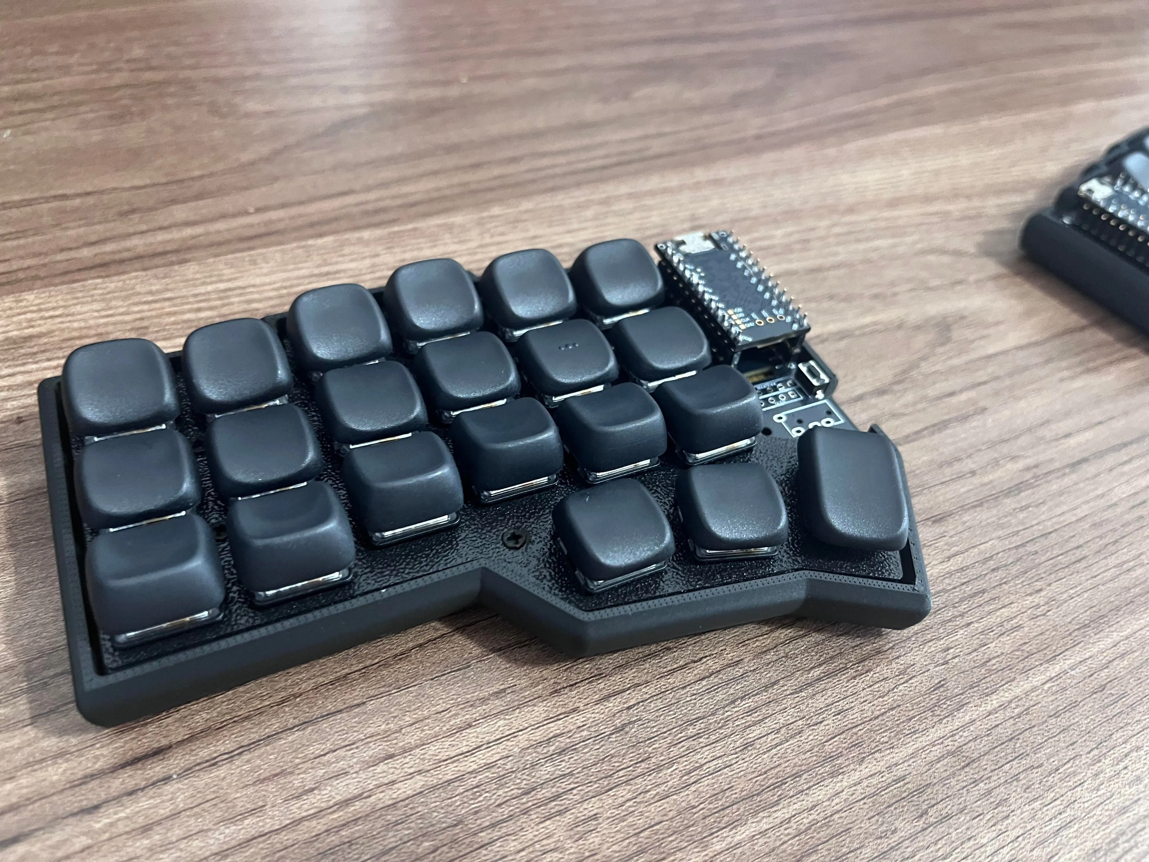 薄型スイッチとコンパクトな基板