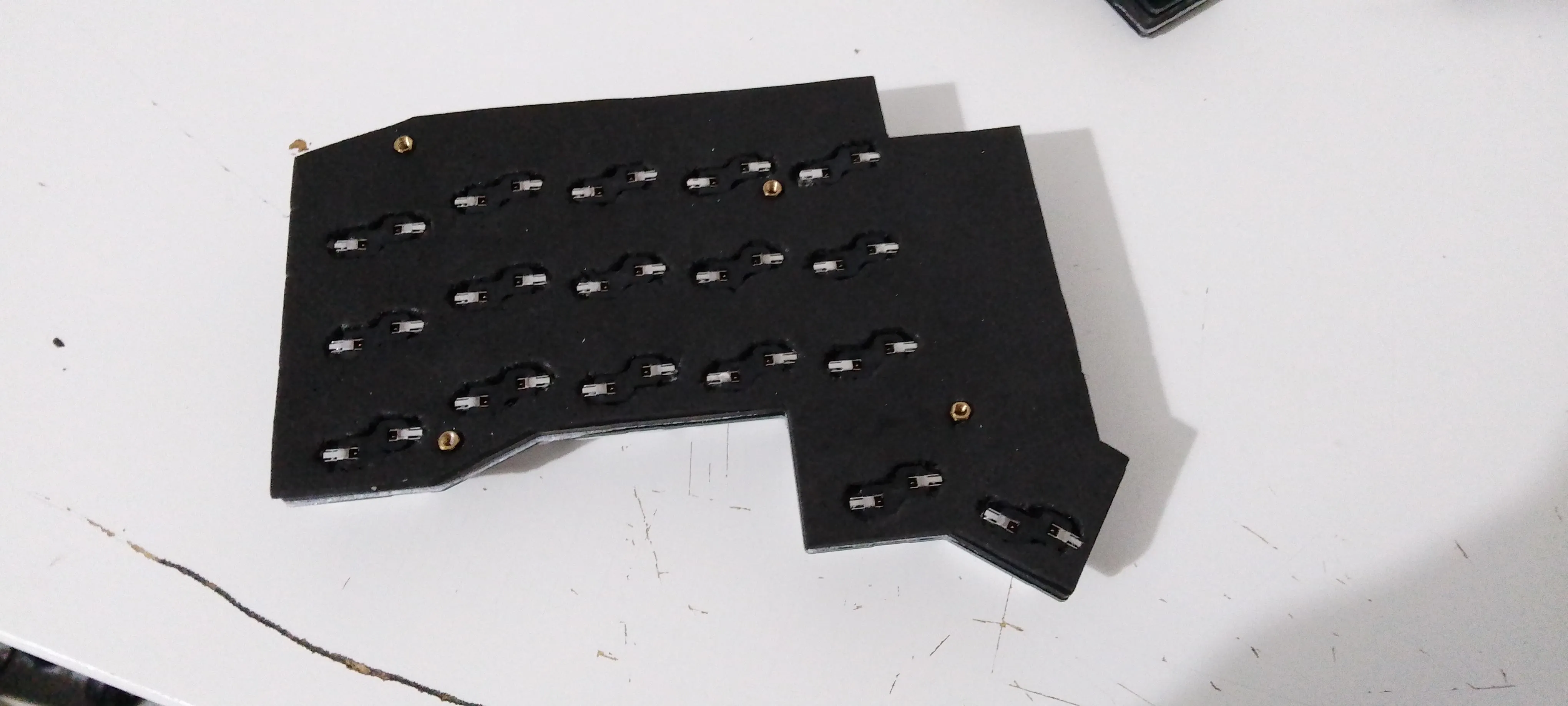 手作業で切り出されたPCBフォーム