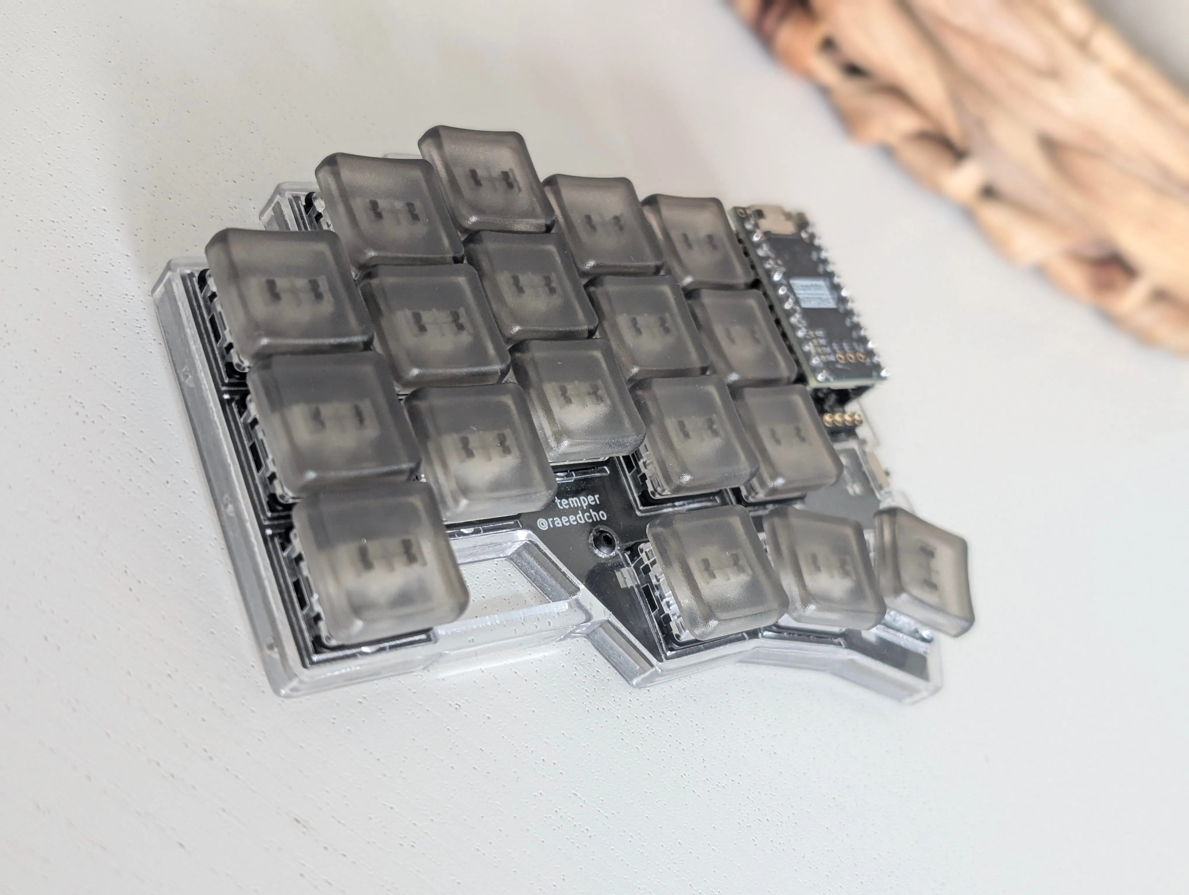 キーボードの背面・側面からの様子