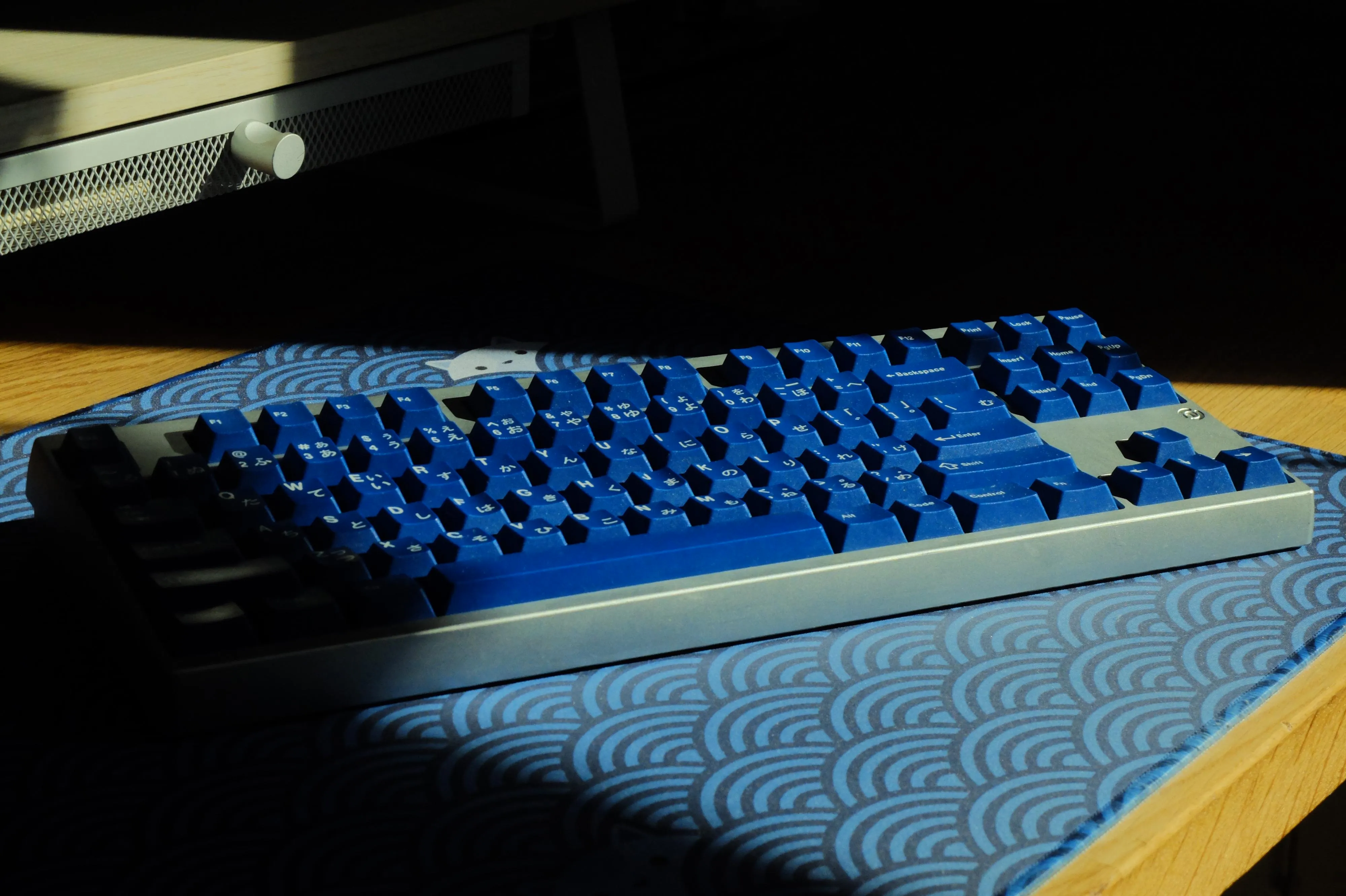 太陽光に映えるNeo80とGMK Striker R2のビルド