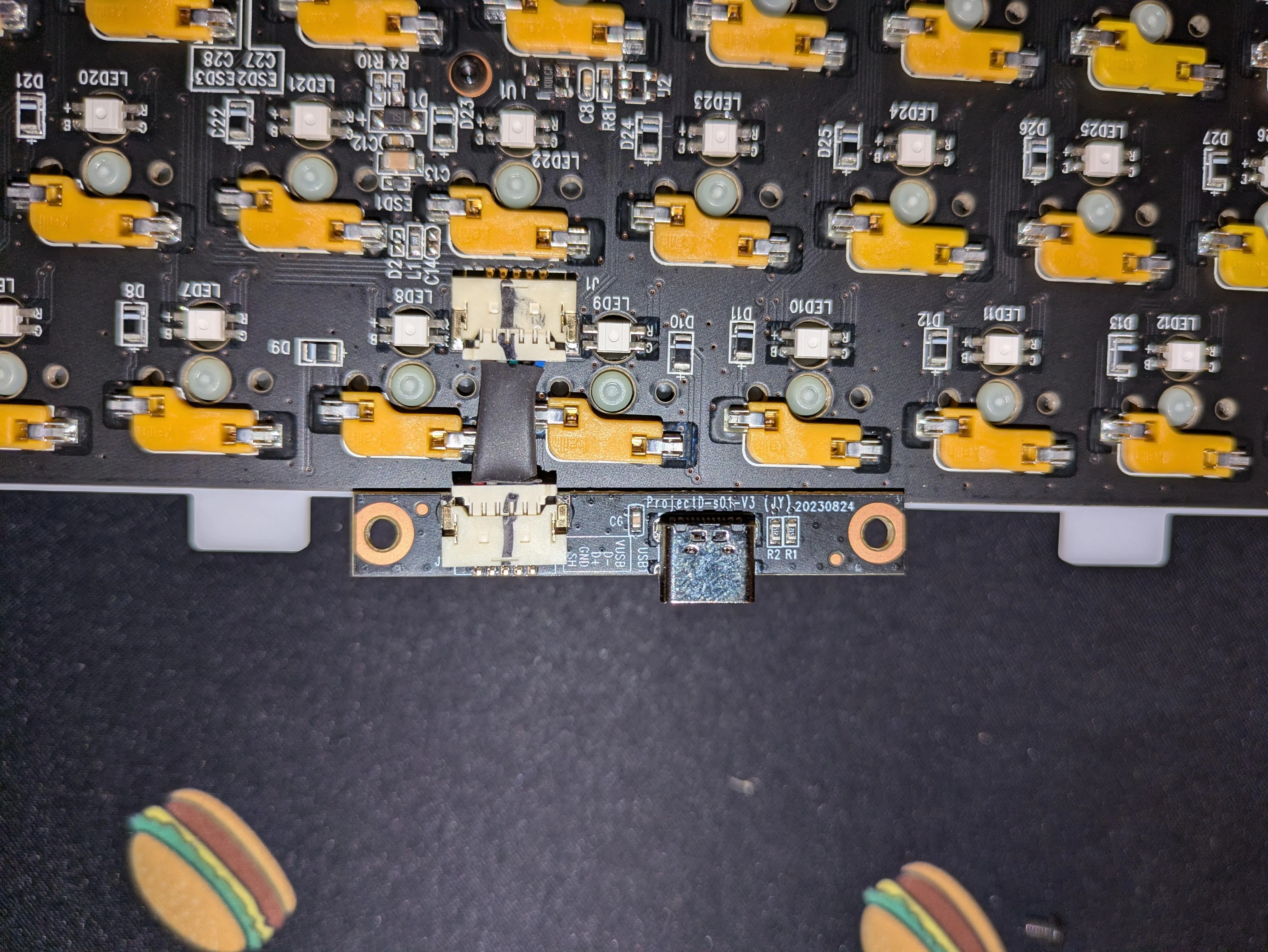PCBとドーターボードの接続部分のクローズアップ