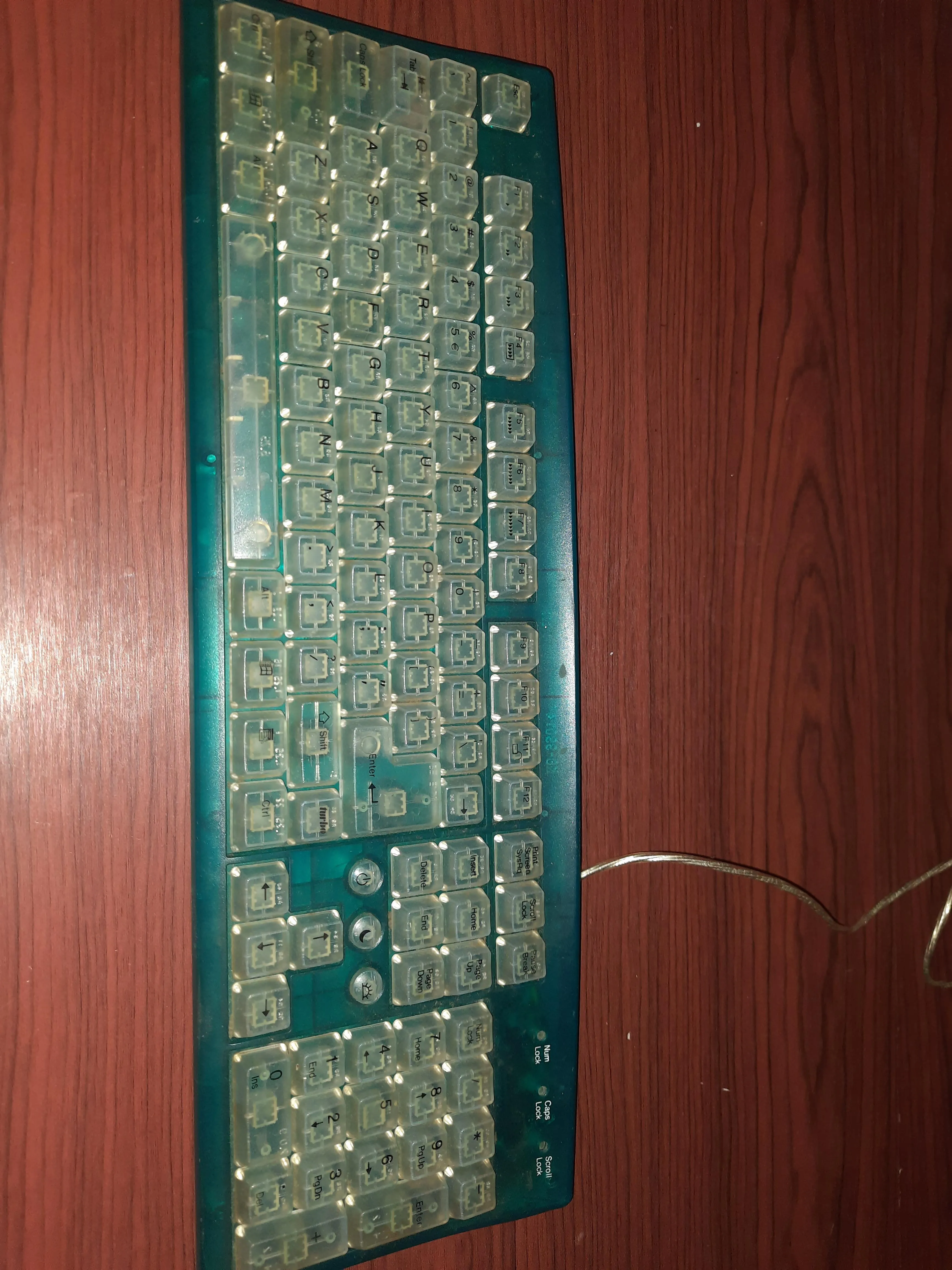 DIN 5ピン仕様のレトロなキーボード