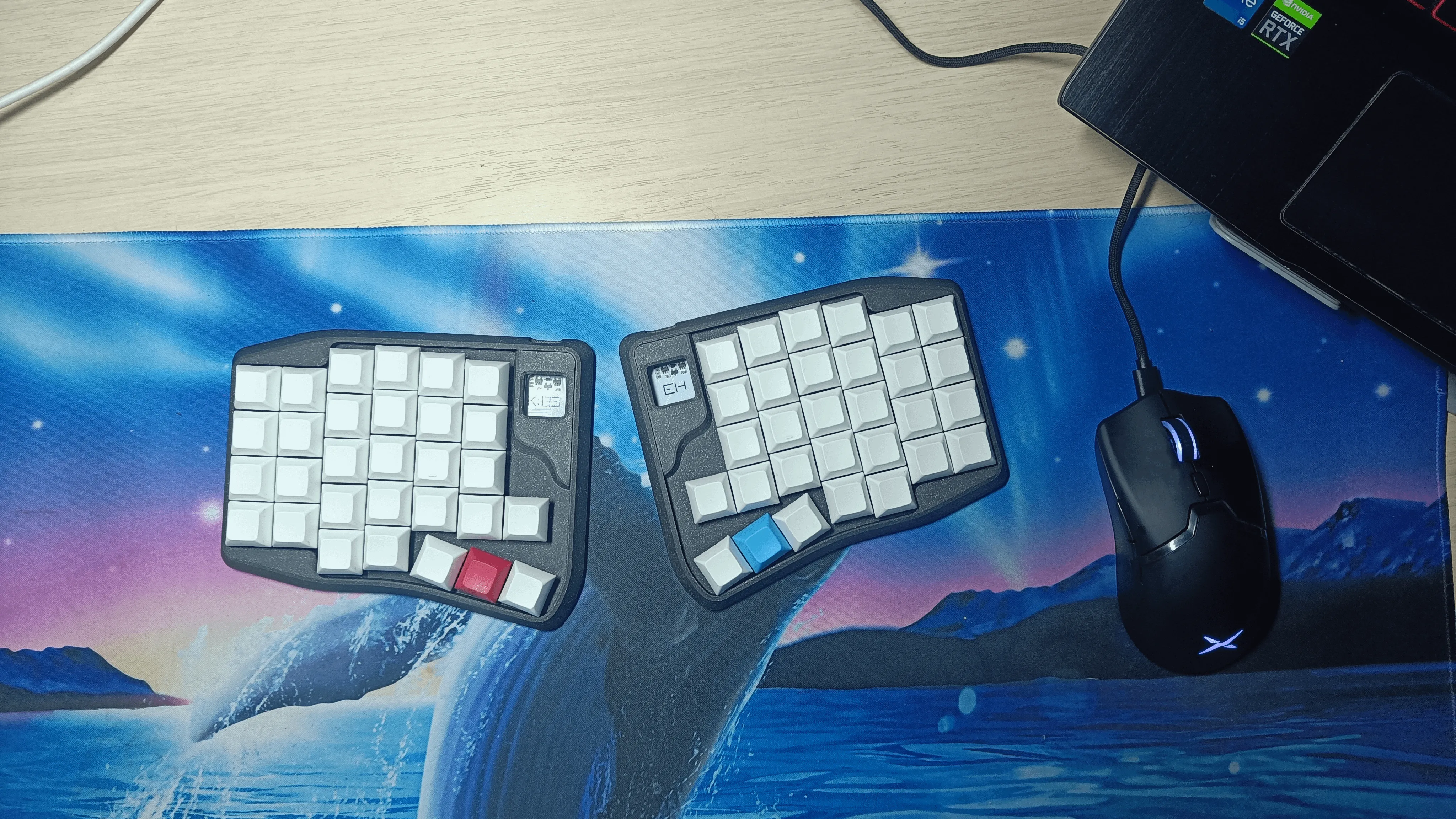 デスクマットとキーボードのアップ