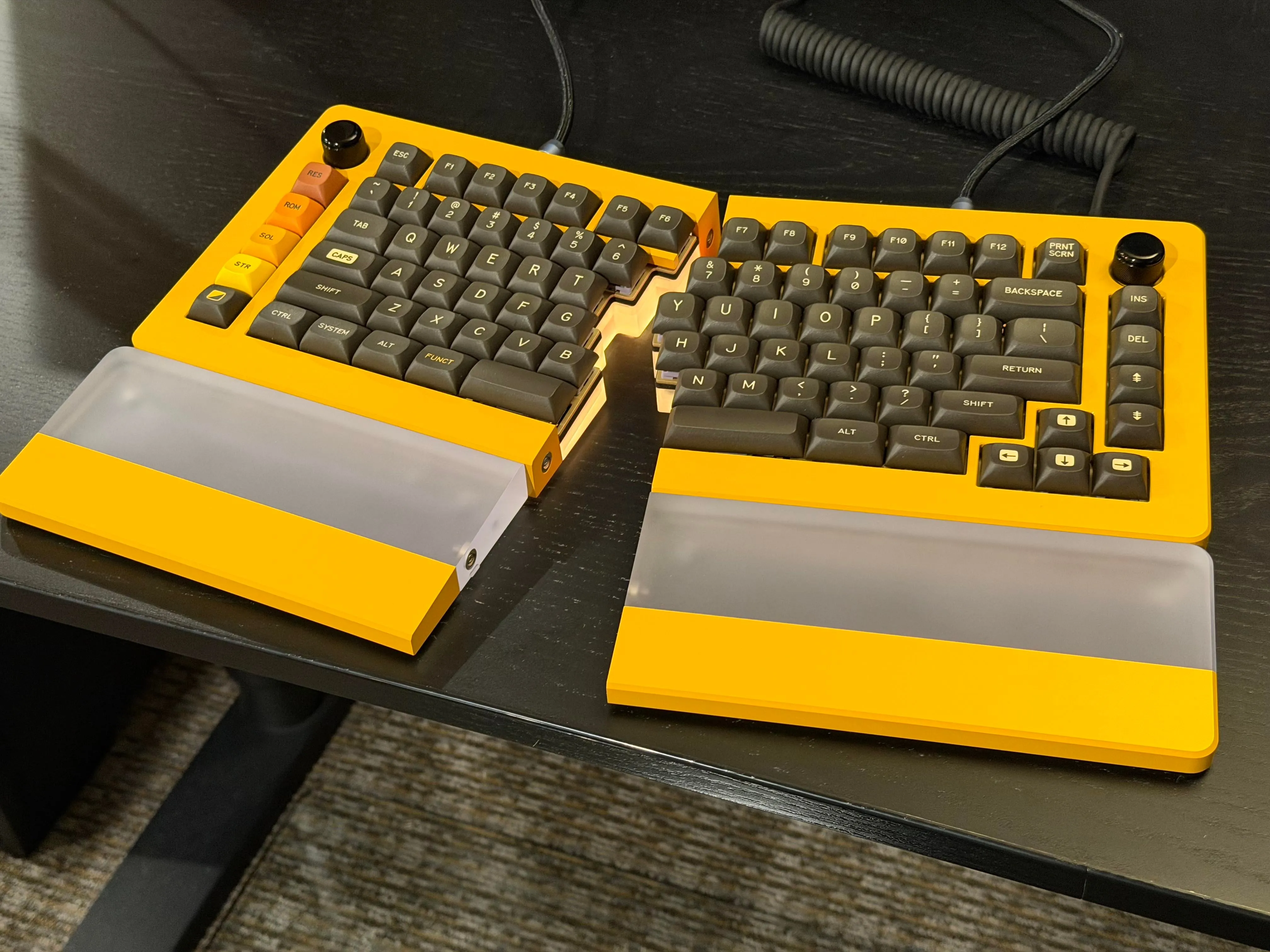 デスク上のTheseus75と専用リストレスト