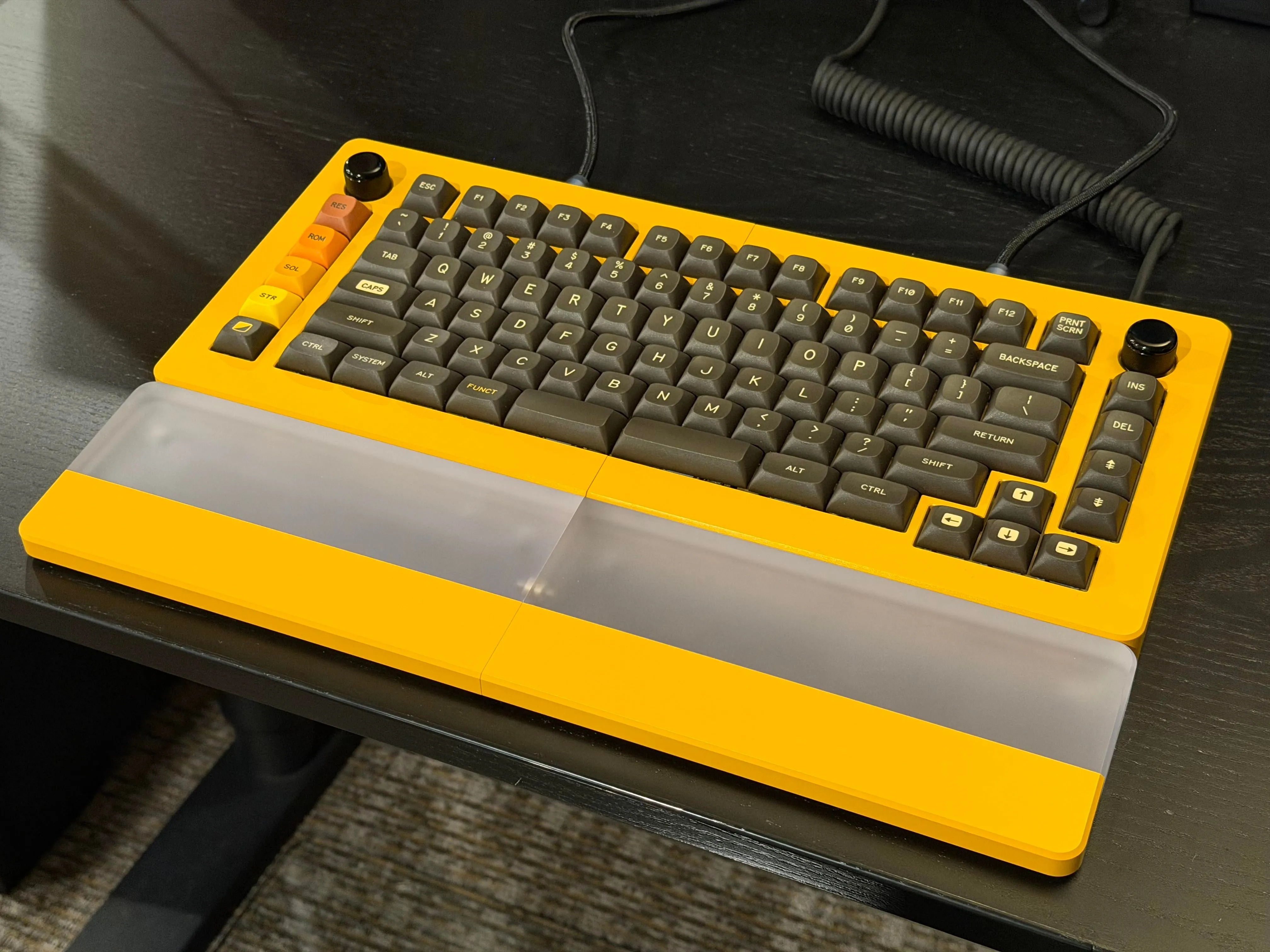 完成したTheseus75の全体像
