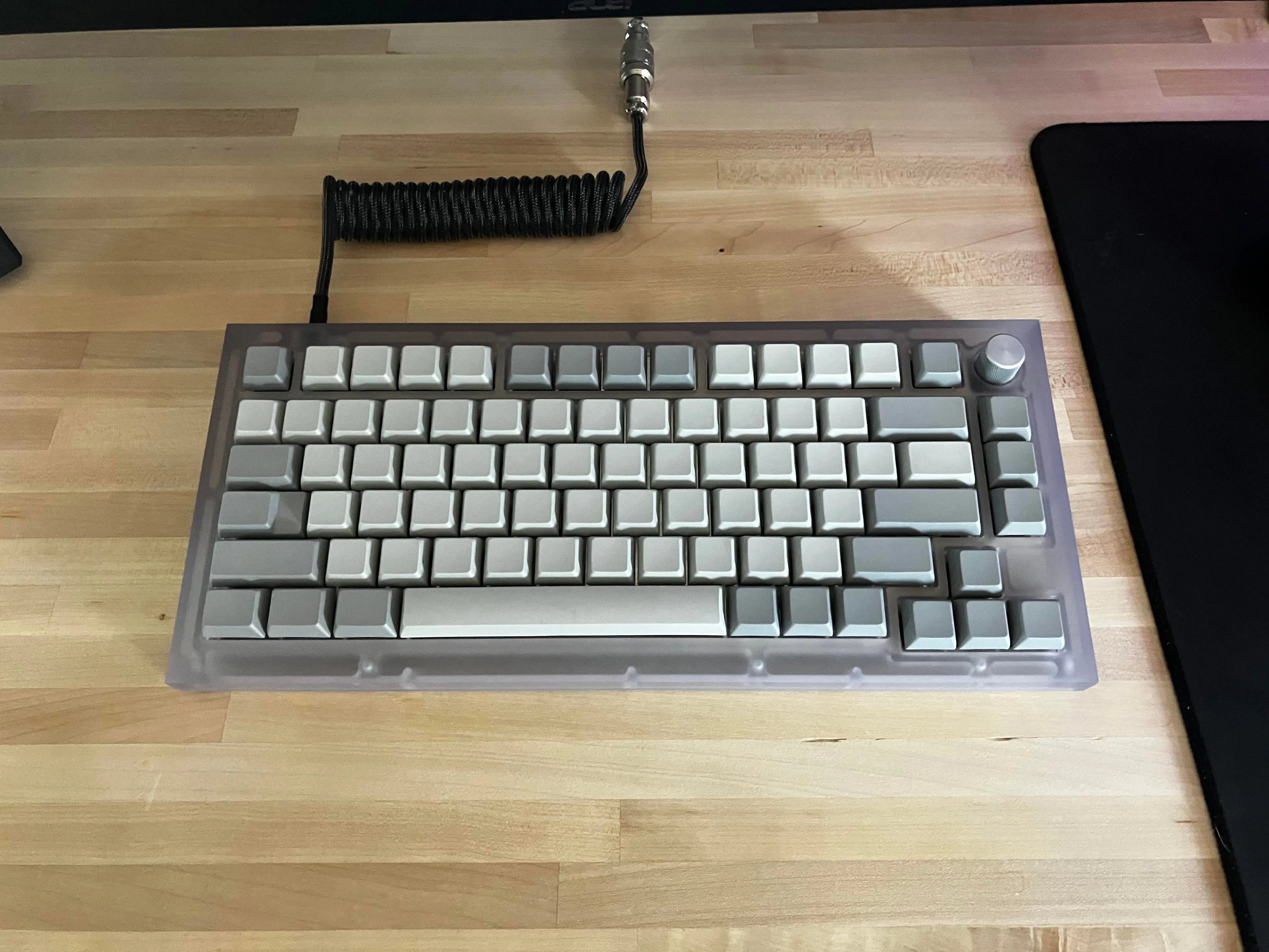 Blue Alpsを搭載したカスタム75%キーボードの外観
