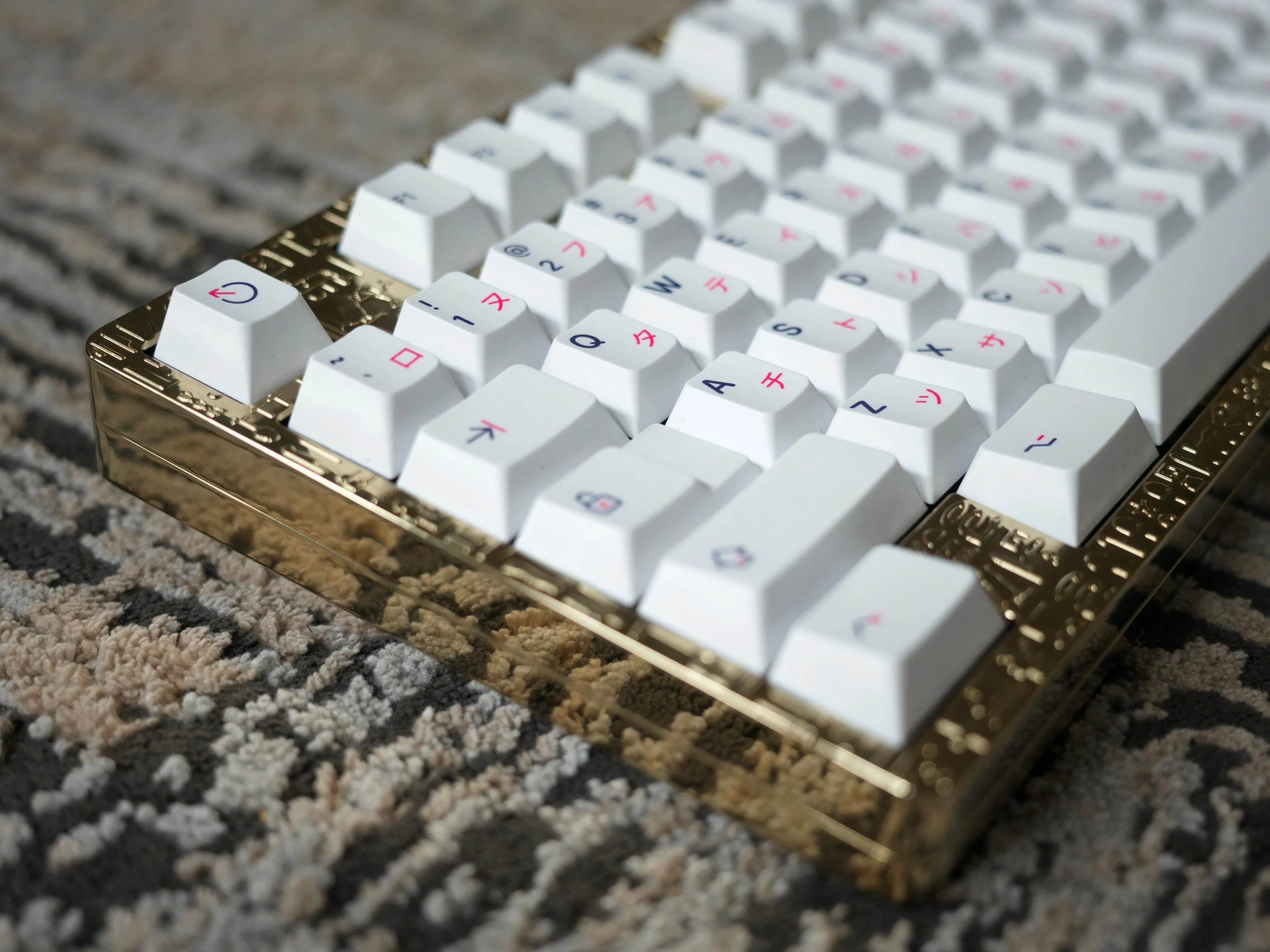 フルブラス仕様のAaru TKL 全体像
