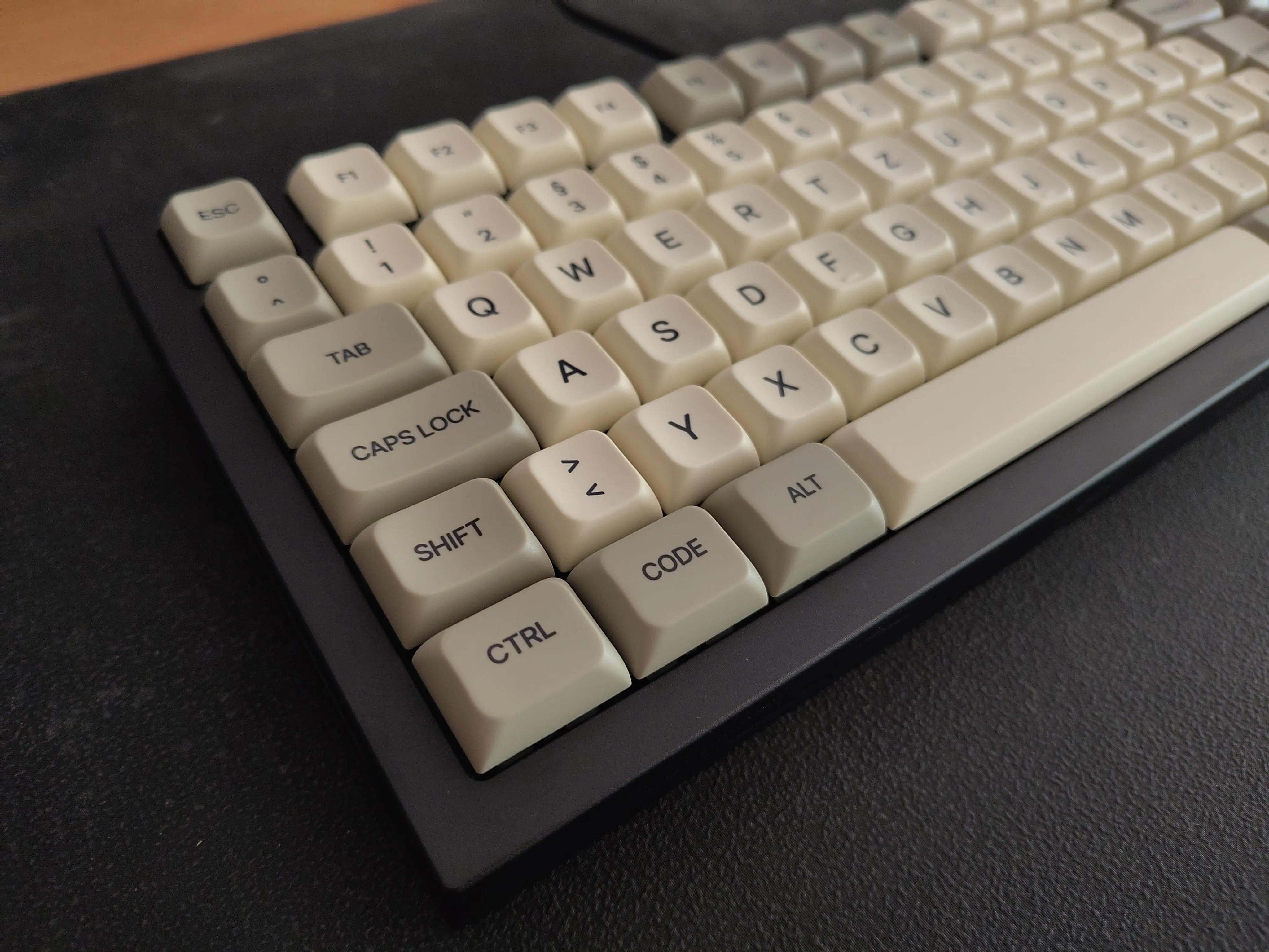 GMMK ProとRetro Beigeキーキャップの質感