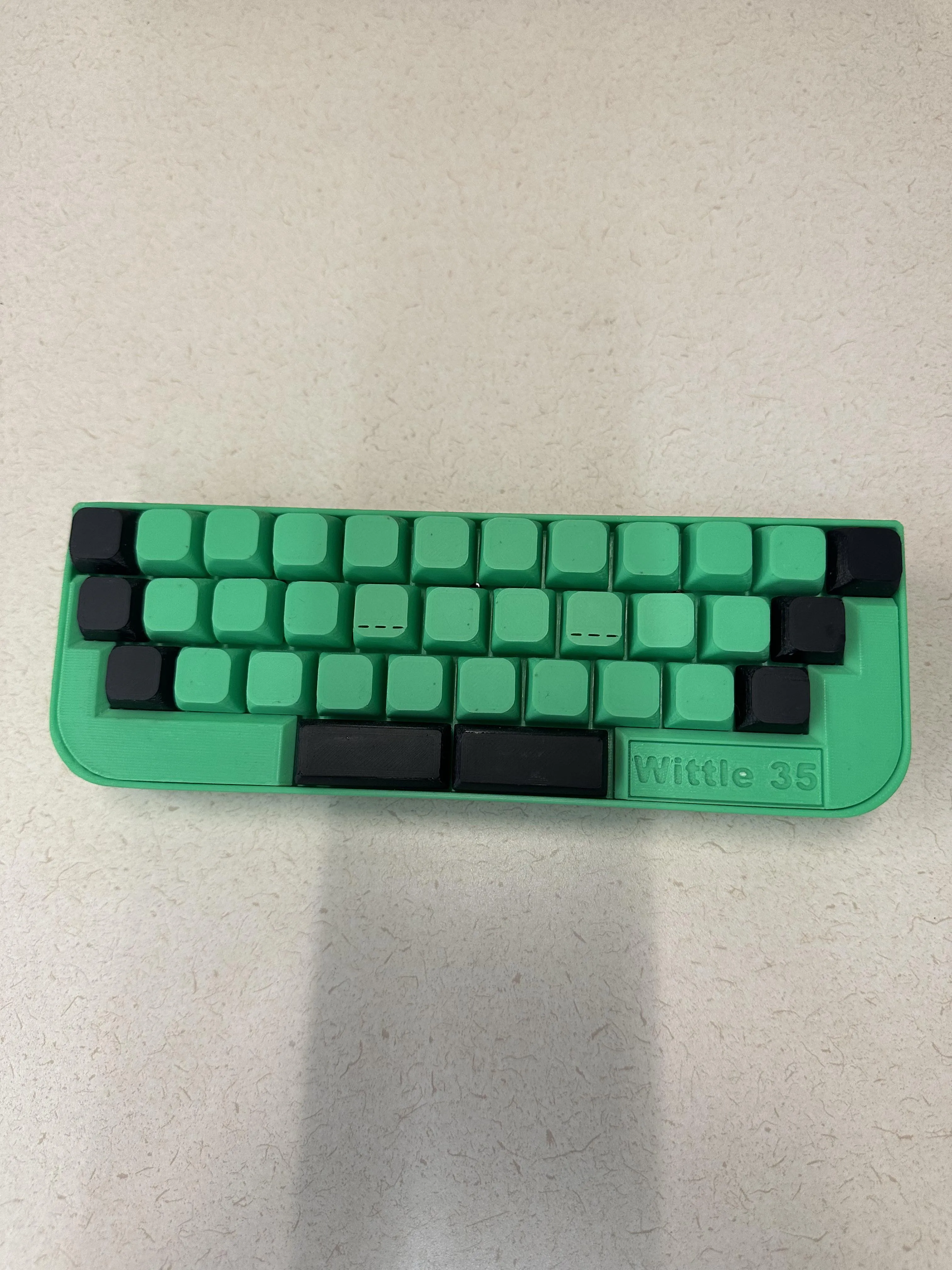 手配線で構築された40%キーボードの外観