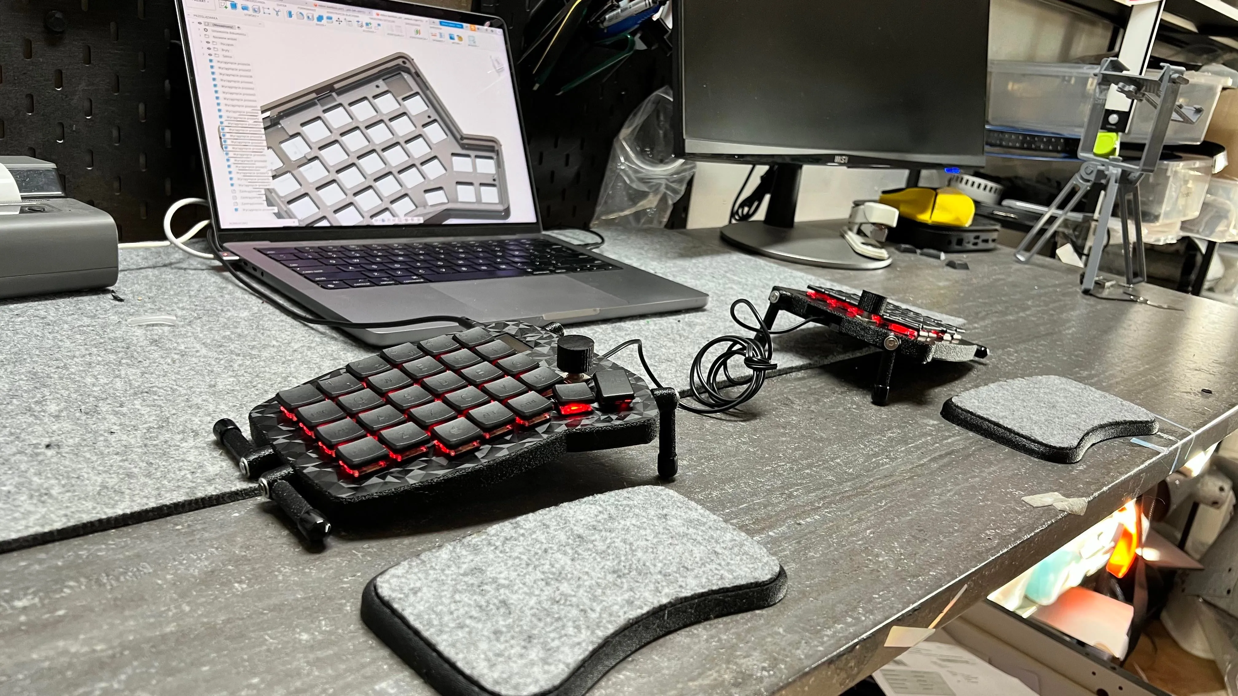 製作されたエルゴノミックキーボードの全体像