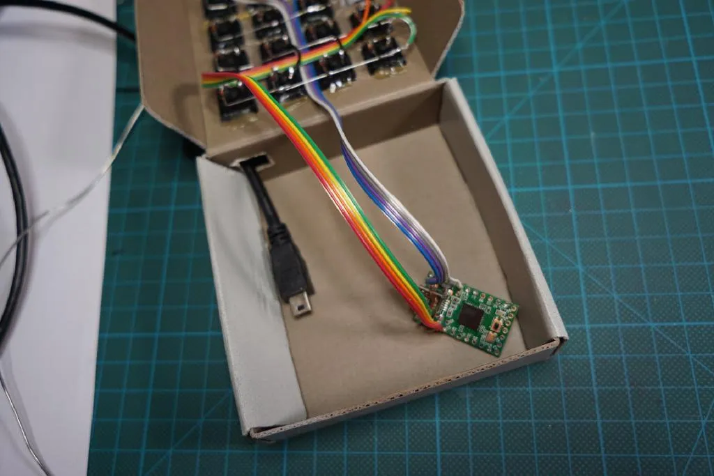 製作中のハイブリッドキーボードの様子